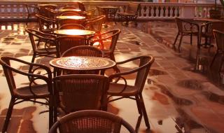 夕阳染红的街道图片